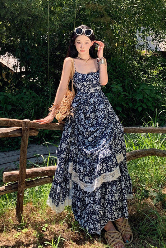 多巴胺海岛度假风穿搭蓝色碎花吊带连衣裙女新疆云南贵州裙子套装