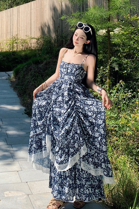 多巴胺海岛度假风穿搭蓝色碎花吊带连衣裙女新疆云南贵州裙子套装