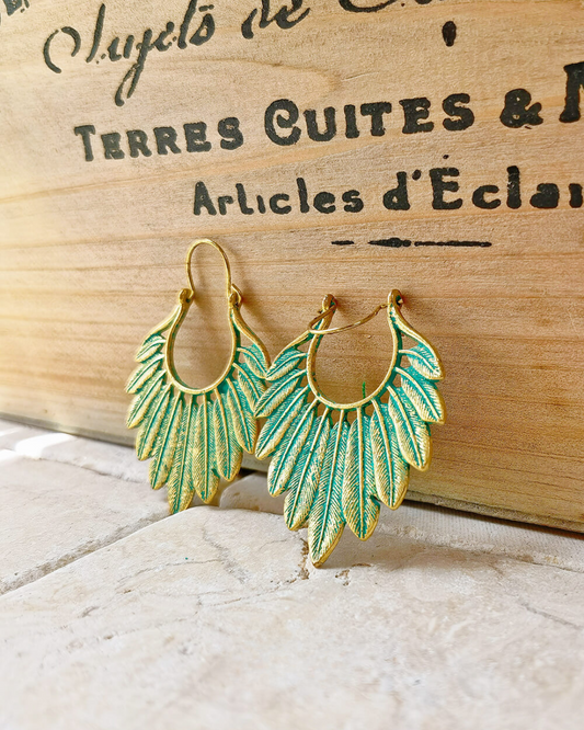 Pendientes de plumas azul turquesa al atardecer